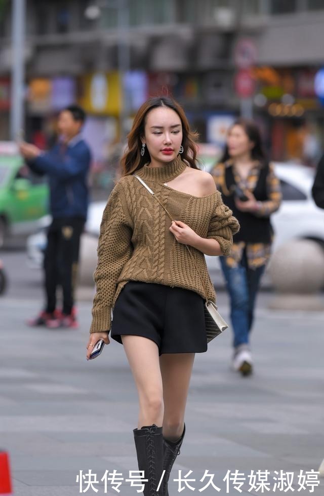 褐色|褐色单肩毛衣搭配黑色中筒靴，保暖个性，时尚感十足
