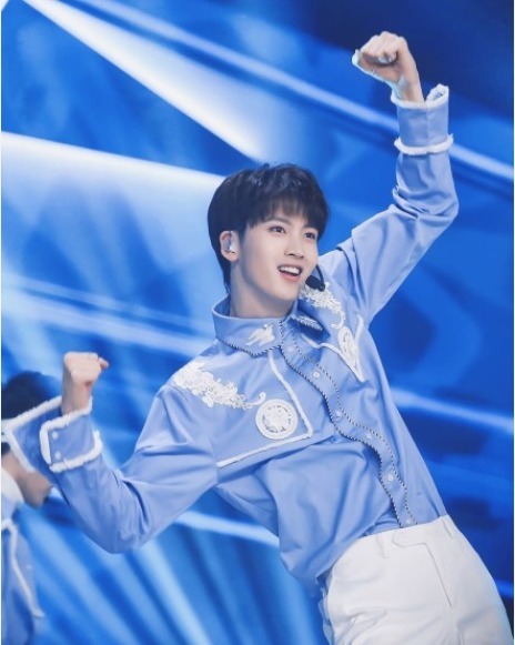 《青春有你》位置測評妝發(fā)好評，胡春楊紅發(fā)驚艷，姚弛似白馬王子