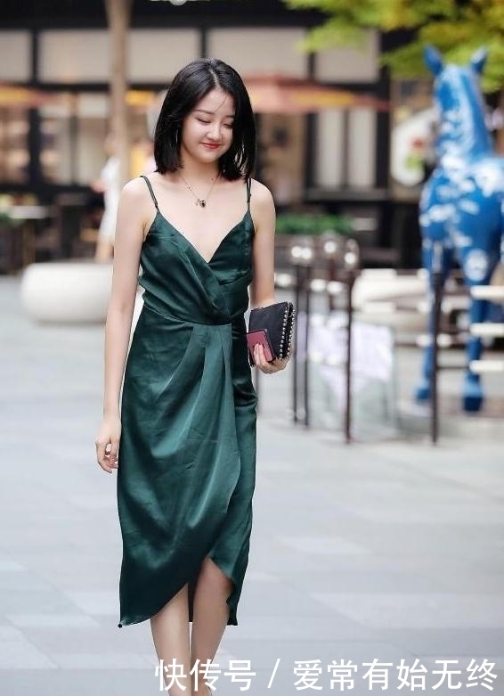 街拍:粉色吊带搭配白色短裤的小姐姐,少女范十足!