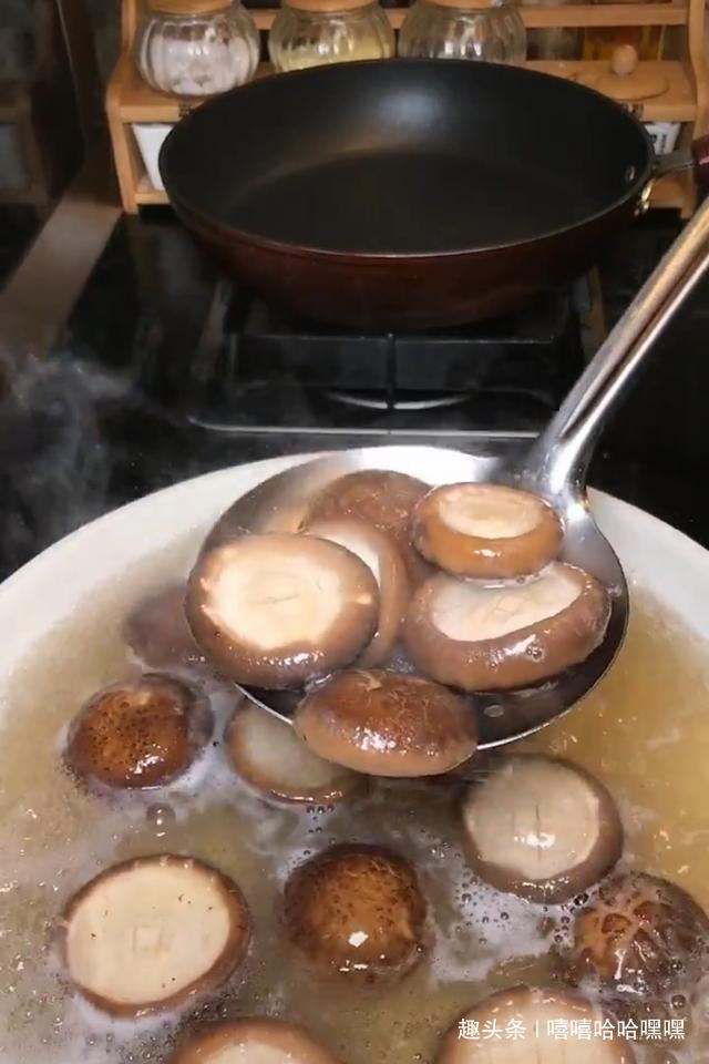家常香菇新做法，外焦里嫩，入口即化，制作简单，超级下饭！