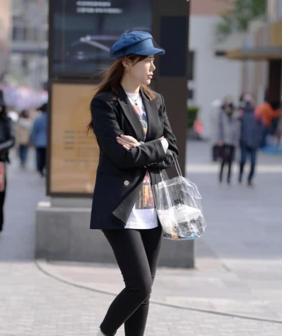 街拍:美女烟灰色吊带长裙,长发披肩,撩发的动作妩媚动人