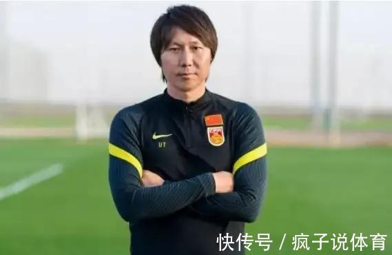 盒饭|国足抵达卡塔尔多哈,李铁晒盒饭引热议,怎么一点肉也没有?
