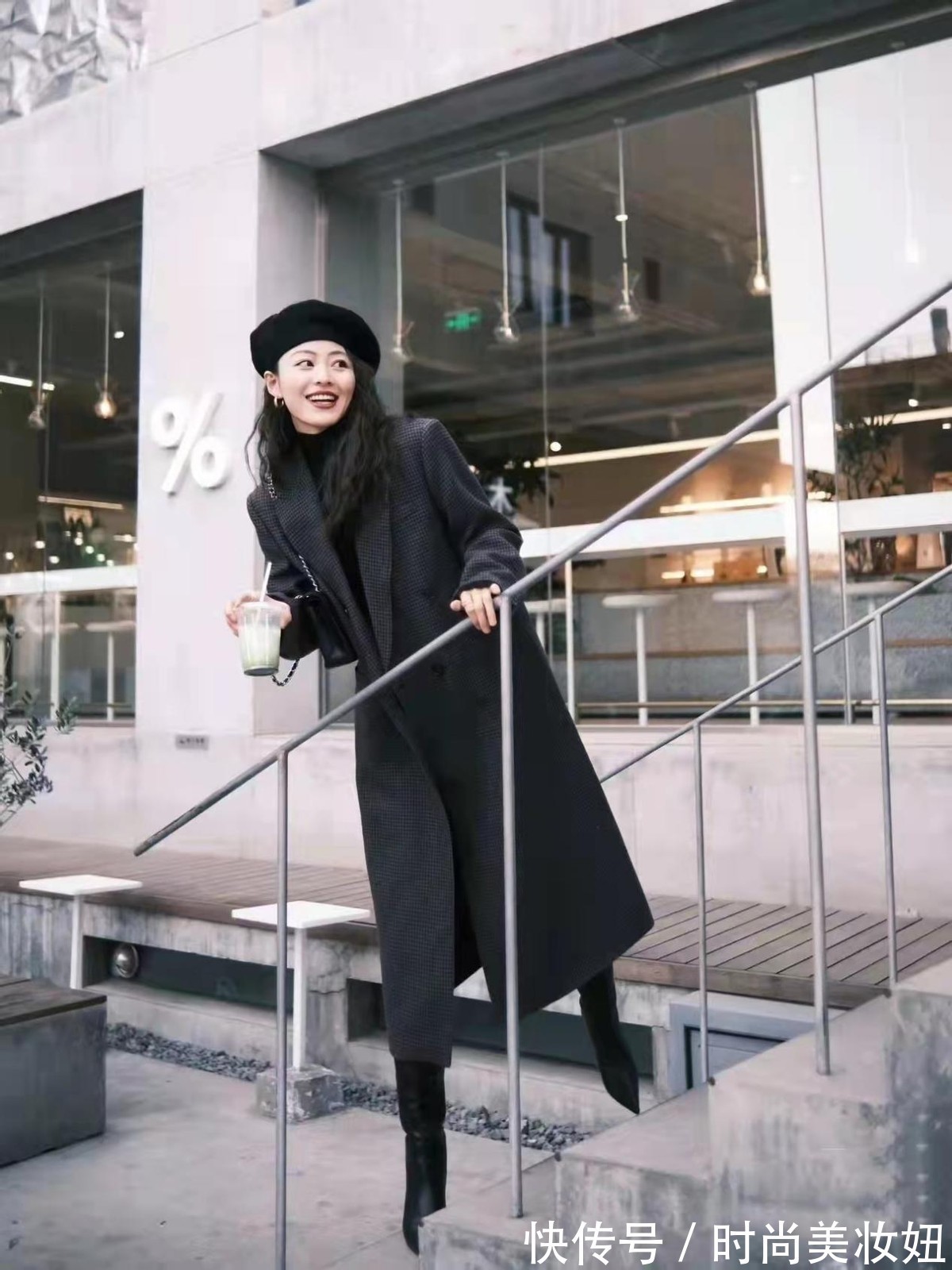 高领 “大衣+高领毛衣”太高级了,保暖又显气质,适合30、40岁的女人