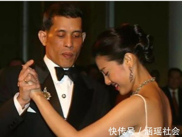 写真!泰国最美王妃被废前夕设计师跪地给她整理衣服,纵容娘家人圈钱