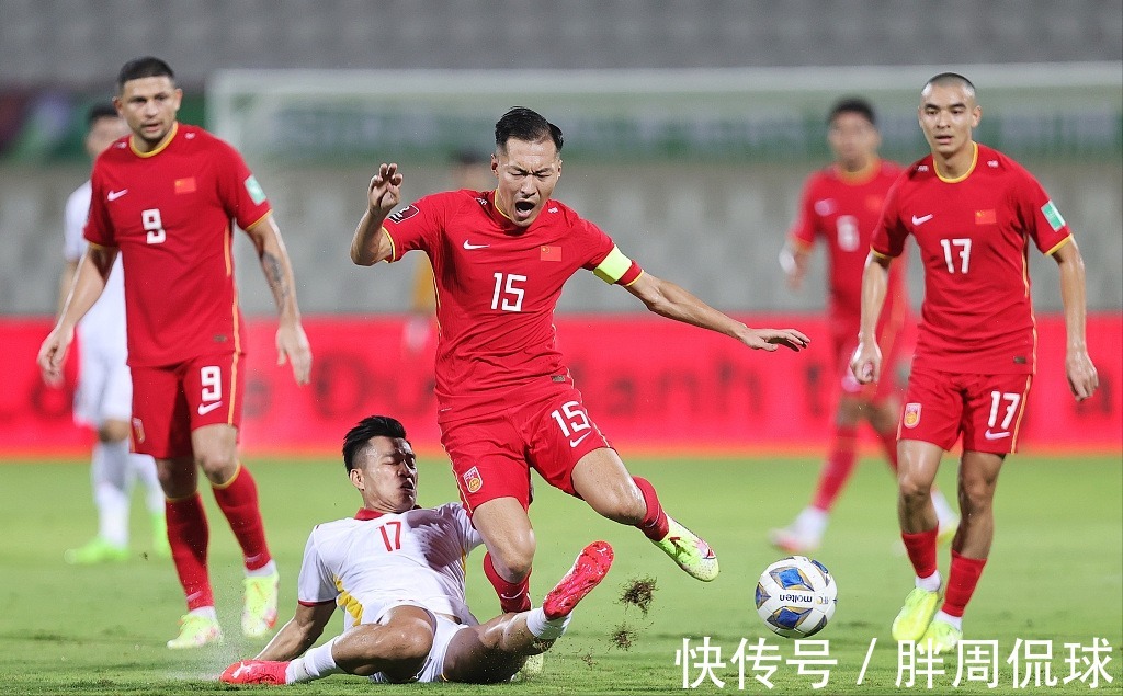 替补席|李铁又犯致命失误,国足险胜越南揪出最差2人,张稀哲不配10号