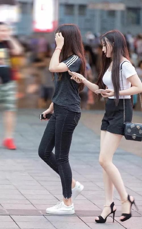 美女脚上搭配一双尖头高跟鞋，带有绑带的设计，看上去更加的优雅