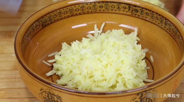 2个土豆，2个鸡蛋，手不沾面，10分钟做营养又美味的早餐
