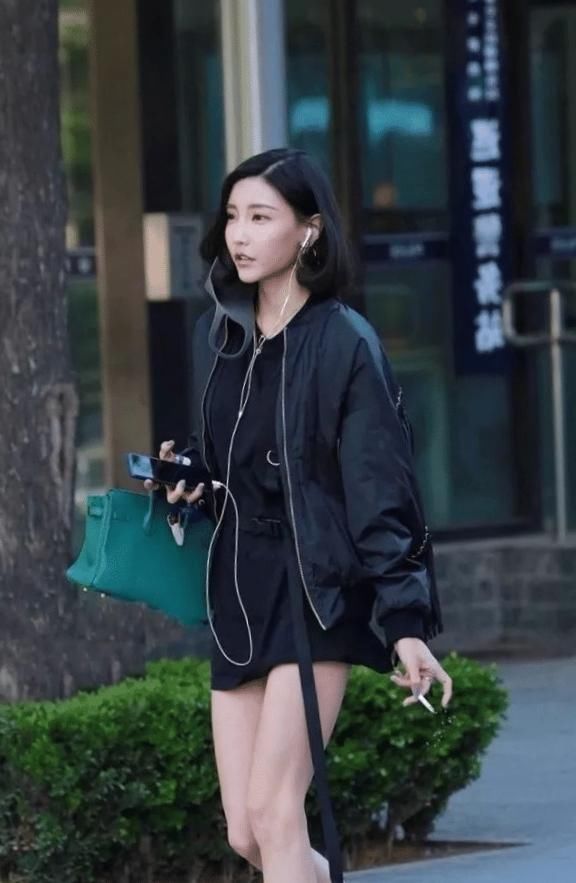 气质|街拍成熟耐看型小姐姐,低腰紧身裙,彰显性感新气质