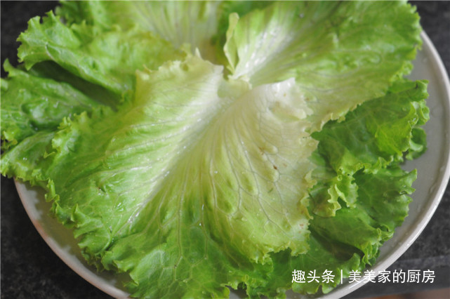 我家五花肉从不红烧，淋一勺酱油，不炒也不炖，一大盘不够吃！