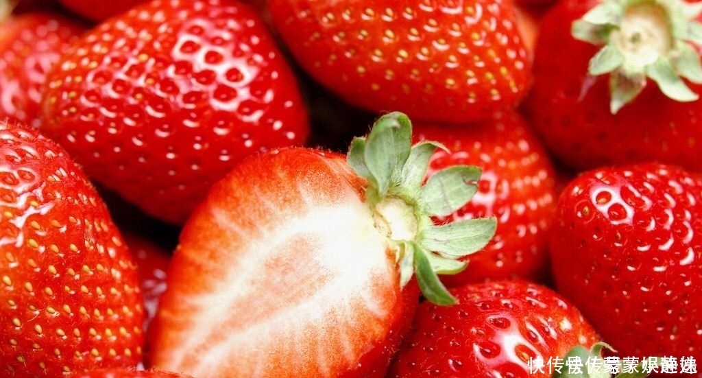 草莓别用水冲,水果店老板教我一招,灰尘和虫卵自动跑出来,学学