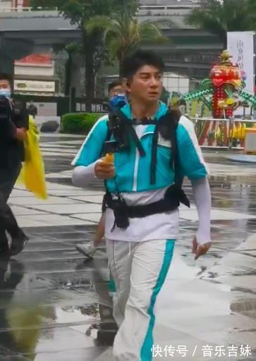 手續(xù)|明星錄制新綜藝,下雨天清街封路影響市民正常生活,多人表達不滿