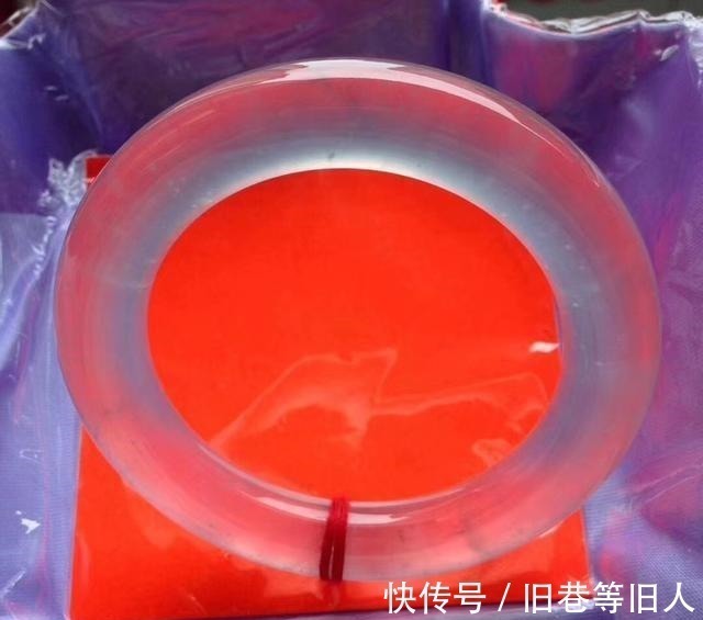 梁女士 梁女士戴着刚买的手镯去蒸桑拿,第二天就后悔了!