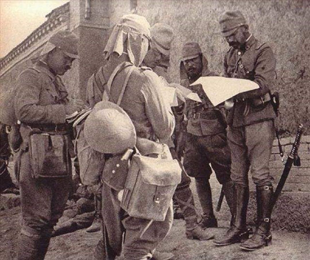 遮住|你知道日本士兵为何要用两块布遮住耳朵吗！快来涨涨知识