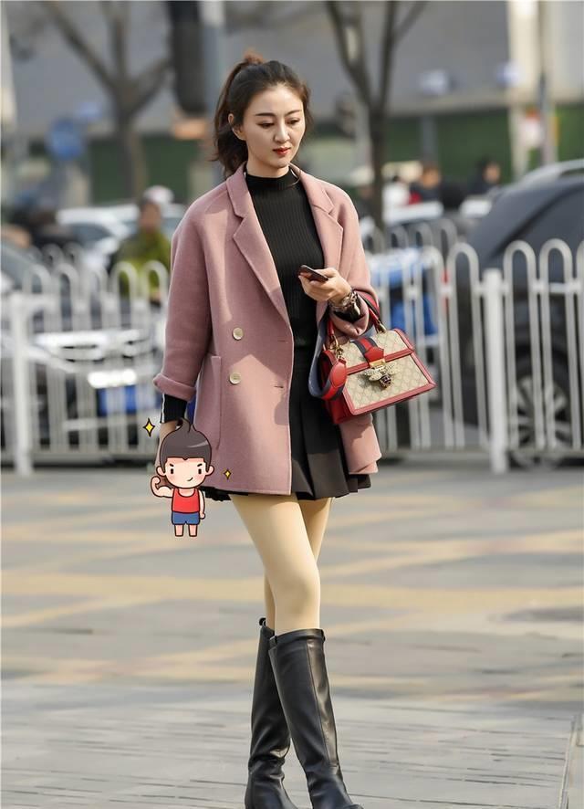 肤色 街拍:笑容很甜美的肉丝短靴女生,打扮也很有气质的OL范