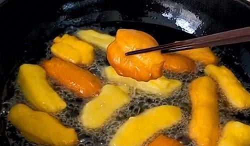  玉米面|玉米面别烙饼啦，试试这样做，3元成本做1筐，小巧迷你，比肉还香