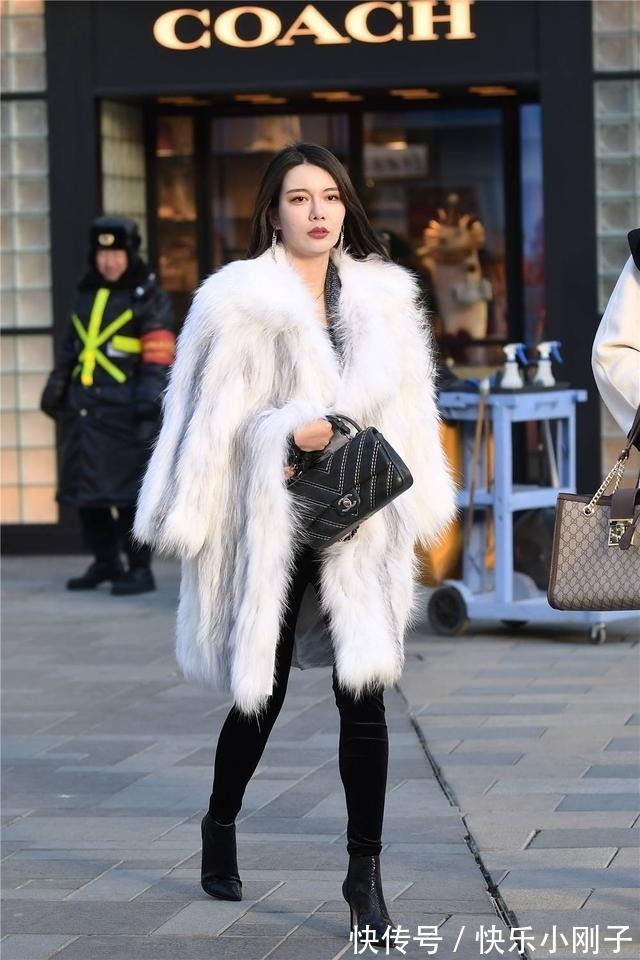 皮草 黑色尖头细跟短靴,搭配修身裤,白色皮草,搭配出贵气