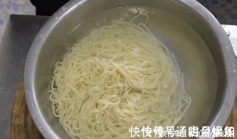 做炸酱面时,最忌出锅即吃,面点师记住这2点,面条劲道又滑爽
