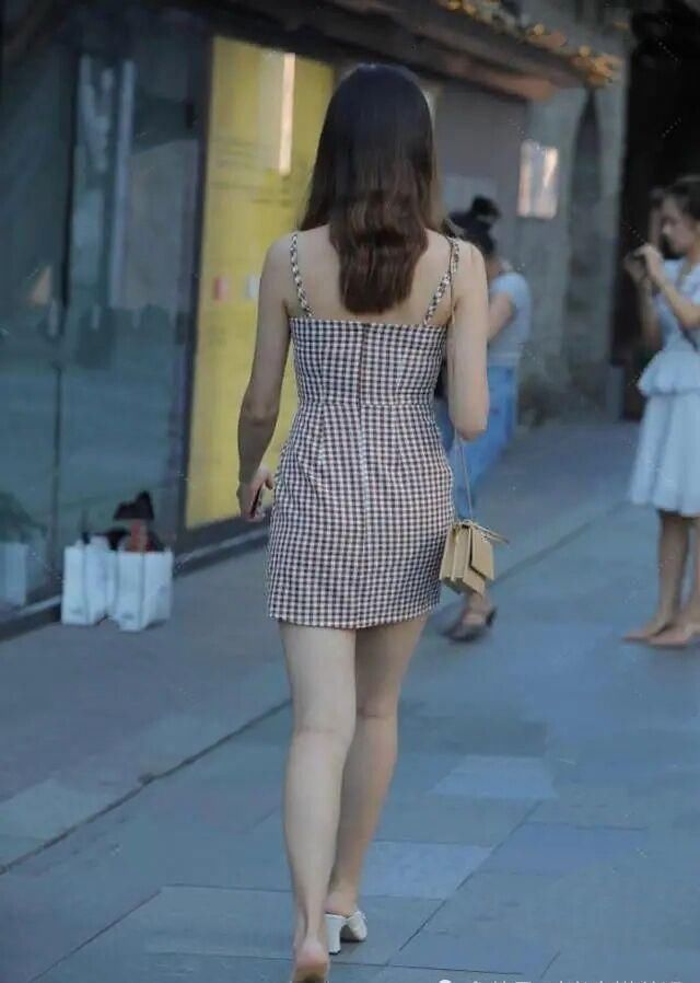 “懒女人”也别只穿牛仔裤,今夏流行“网格裙”,轻松穿出大片感