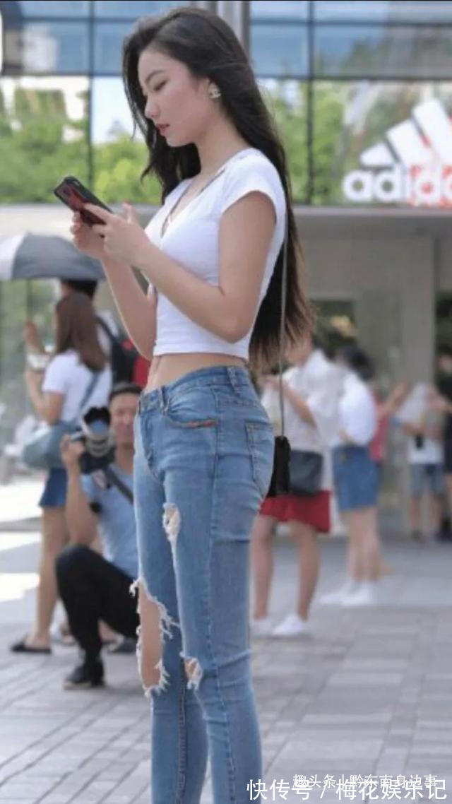 街拍 白色T恤搭配紧身牛仔裤，简约优雅大气，这样的穿搭你喜欢吗？