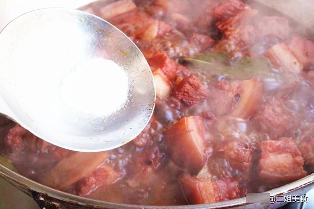 要想做正宗的红烧肉，牢记“一烫三放”，入口即化，肥而不腻