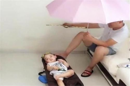 外面的世界|爸爸“另辟蹊径”式带娃,宝宝满意的翘起了二郎腿,网友:求同款