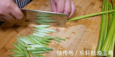 芹菜|芹菜这样做,太招人喜欢了,一焯水,一炝拌,爽脆开胃特好吃