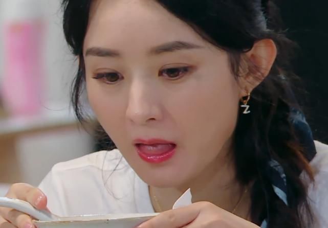 李浩菲 赵丽颖李浩菲吃面条,看清两人的吃相,女明星和艺人差距一目了然