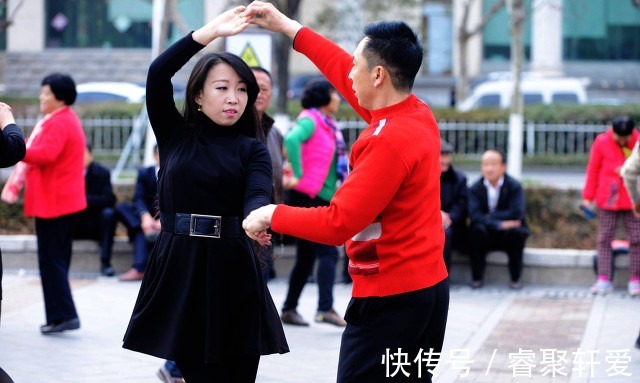 舞步|为什么奉劝老人不要去跳交谊舞?60岁阿姨坦言:交谊舞害人不浅