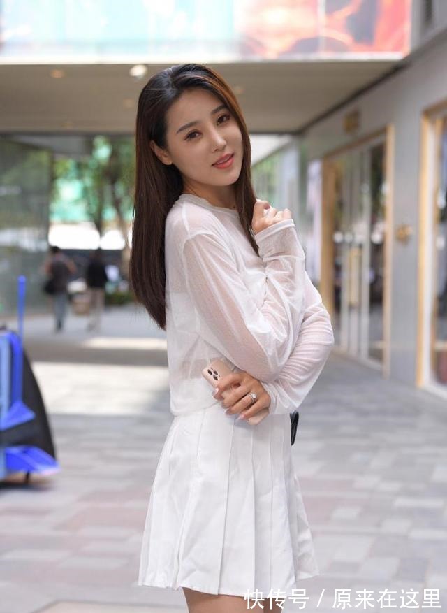 搭配 时尚精致的打底裤穿搭衬托优美的线条，气质十分出众，充满童趣！