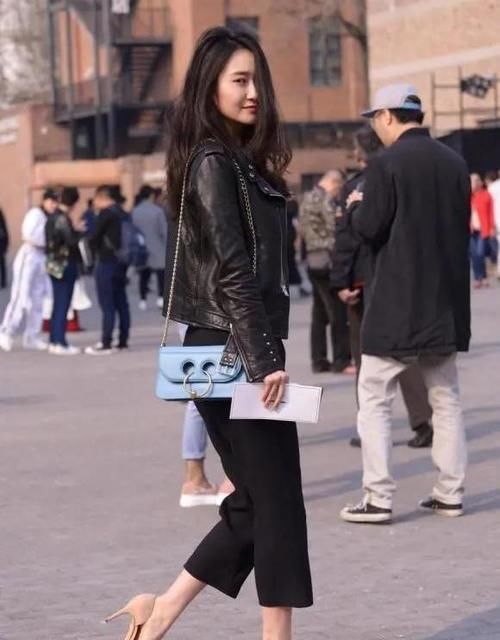 螓首蛾眉，巧笑嫣然，黑色机车皮衣配七分裤的穿搭，彰显个性
