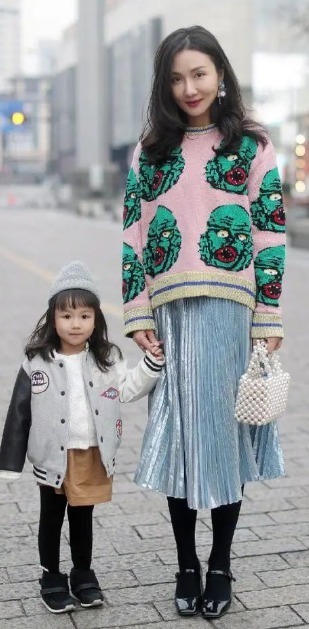 搭配|女人当妈后,别总用大衣配打底裤,学下面辣妈这样穿,减龄显气质