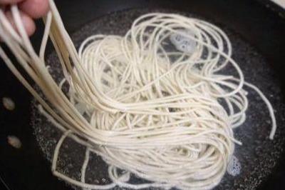 你煮面条都是等到水开才下锅那你煮面肯定难吃,正确方法在这呢