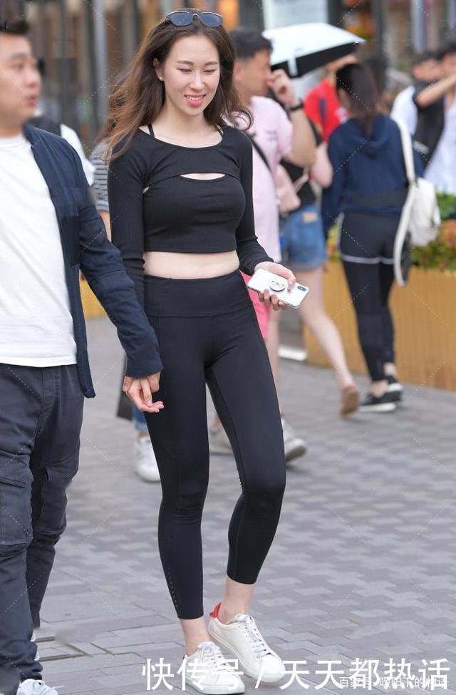 早秋穿时尚运动装出行，减龄个性，让造型显得更具青春活力
