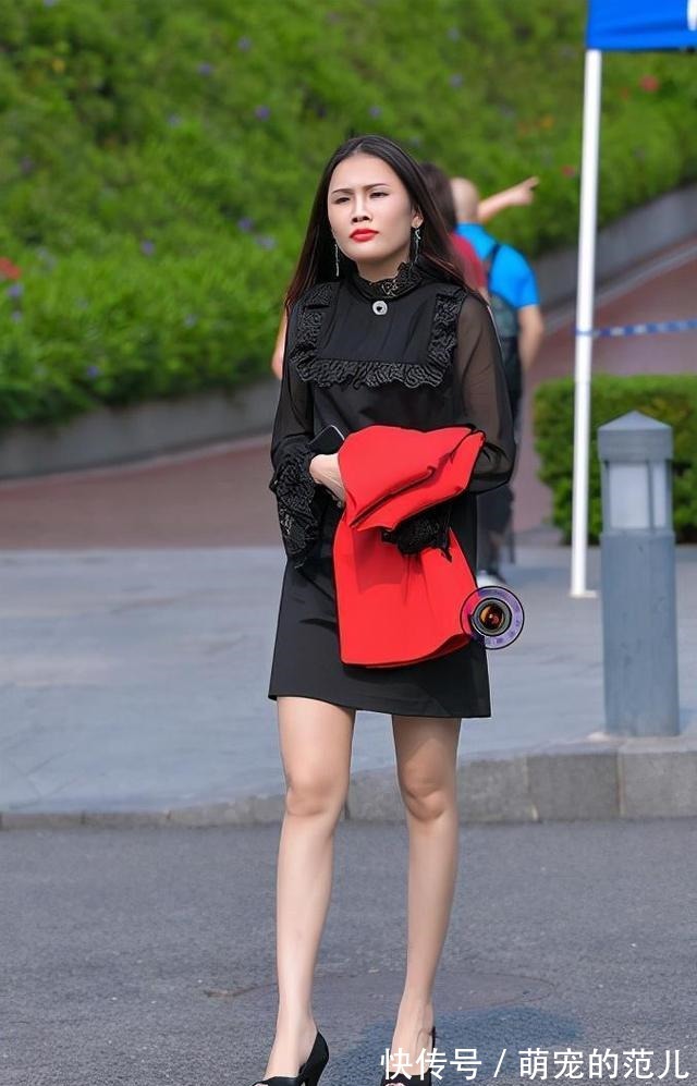 小姐姐 今秋流行的裙装搭配，高级感十足，黑色鱼嘴高跟鞋为气质加分！
