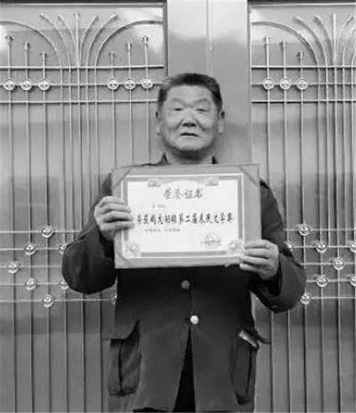 咏鹅|70岁老农模仿《咏鹅》写了首《咏鸡》,短短18字,却斩获万元奖金