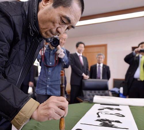 价位|刘晓庆晒书法被曝卖108万背后,明星书法价位引争议,钱太好赚?