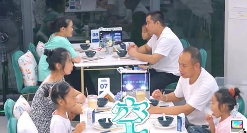 宁静|《中餐厅》:黄晓明把店长干成了厨师,遭责怪还要带全员去哄宁静