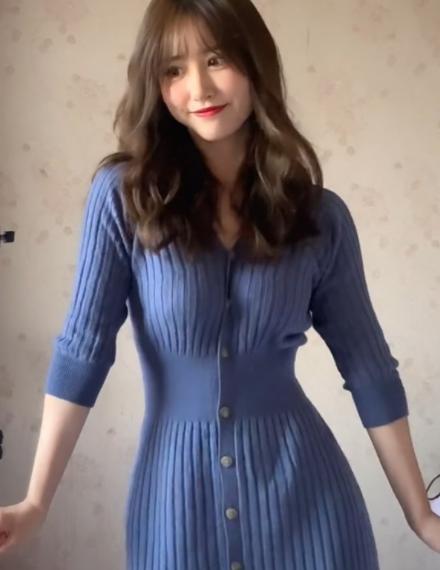 战神|穿蓝色针织长裙跳舞走红,葫芦身材让人羡慕,不愧是“蓝衣战神”