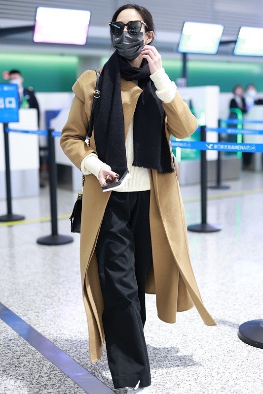 搭配 张钧甯的私服穿搭不出众, 不过棕色大衣配围巾, 看着高级且独特