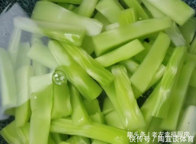 自从知道了这个做法,我家莴苣都不炒着吃了,清爽开胃,好吃解馋