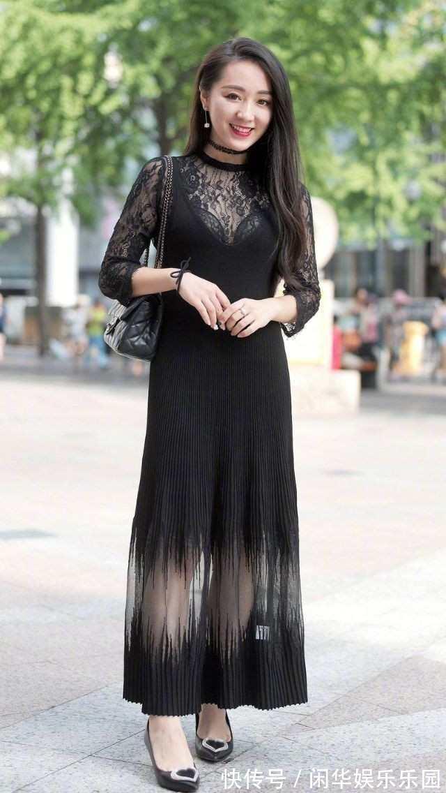 高跟鞋|街拍美女:黑色蕾丝裙与高跟鞋搭配,看起来更有气质