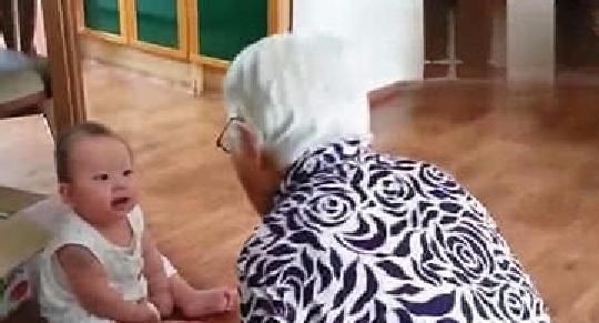 奶奶|7个月小屁孩坐在地上跟奶奶吵架，接下来动作，太可爱了！
