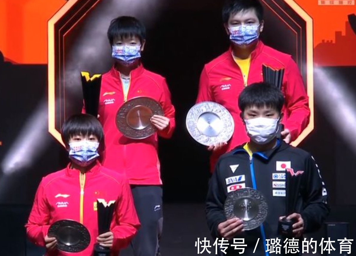 国乒|4位华人领奖,3位身穿中国红!国乒太强,张本智和被打出痛苦面具