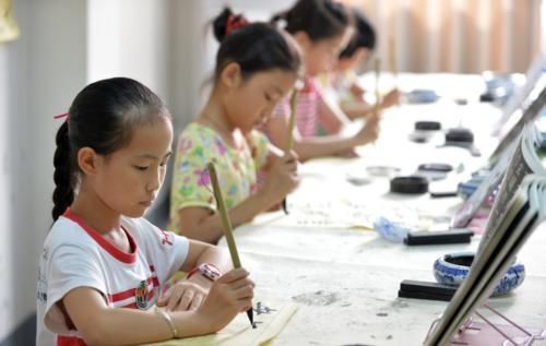 高收入|接娃时间也要“比一比”?高收入家长居然排底层,家长欲哭无泪