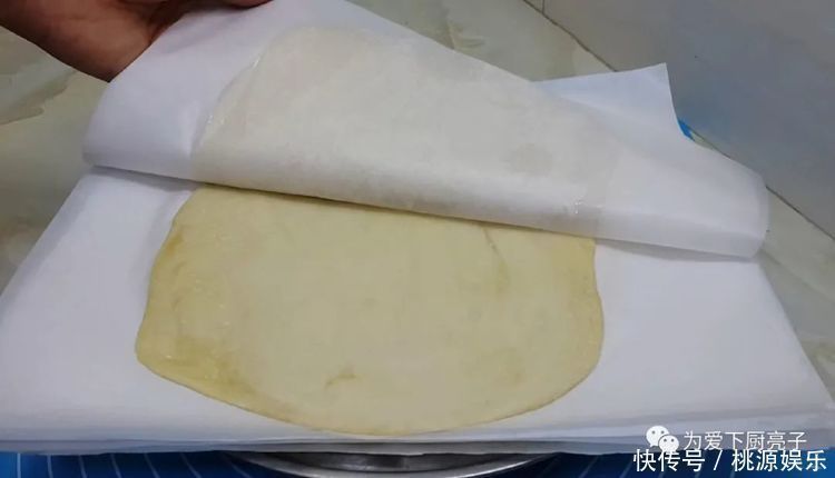 烙饼这么做太香了,开水一烫,张张柔软又劲道,学会天天不起早