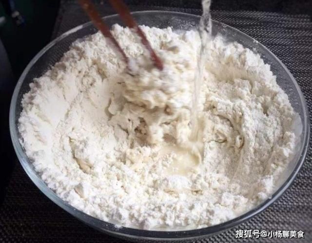 发面技巧,和面时除了加酵母,再加几滴它,不到10分钟就发满盆!