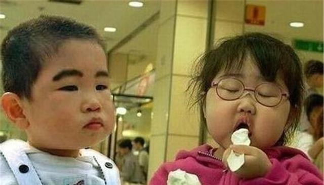 犊子|“喝你一口可乐怎么了?”奶奶护犊子,小哥机智应对,路人:活该