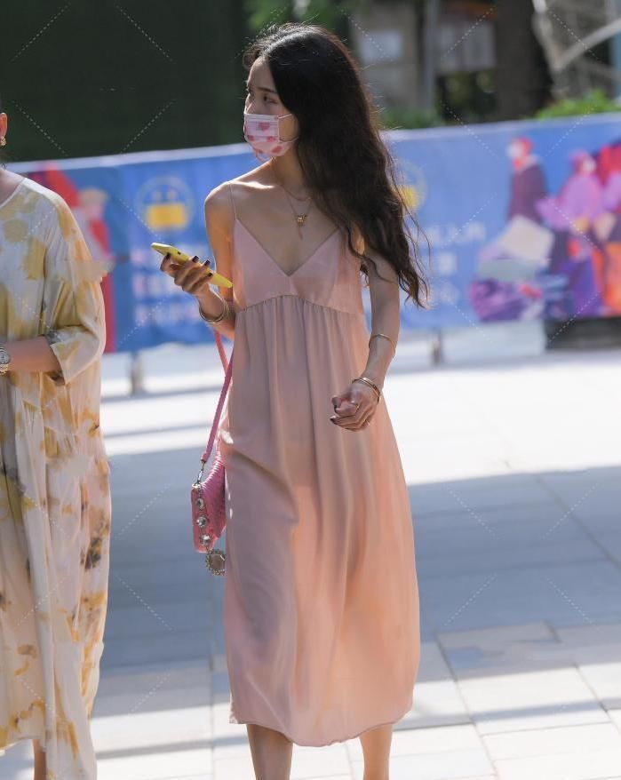 性感 超粉嫩真丝吊带裙,质感轻薄,青春减龄,甜美范十足