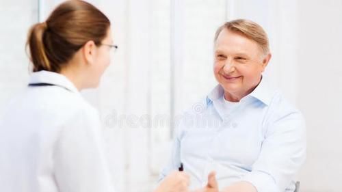 2型糖尿病|老年糖尿病人宜慎用降糖药!医生提醒:血糖低反容易增加死亡风险