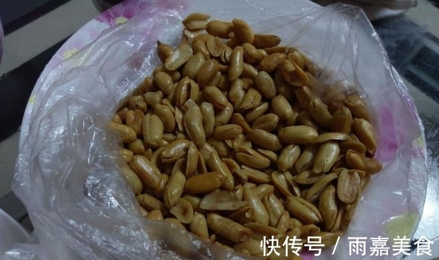 凉拌菜|“小气”的媳妇,请客整了一桌菜,朋友来时带一瓶3000的红酒